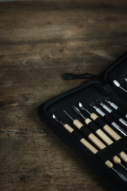 雕刻雕刻工具包在木制的桌子背景图片下载