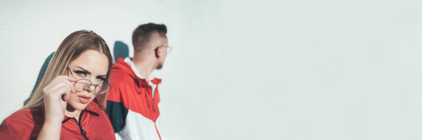 时尚的年轻女子和男子运动服，设计元素与复制空间图片下载