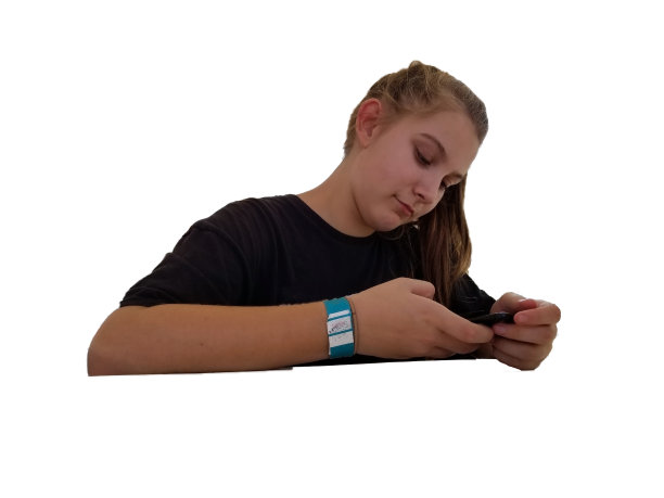 少女在看手机图片下载