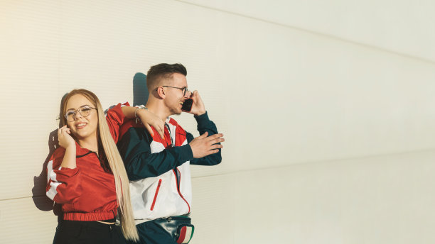 年轻男女在用手机聊天图片下载