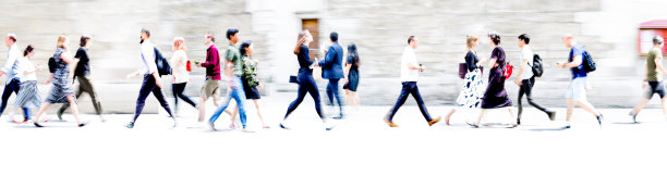 行走的人们模糊了白色的轮廓。现代生活理念插画。很多人在阳光明媚的日子里走在城市里。生意人，街头生活。图片下载