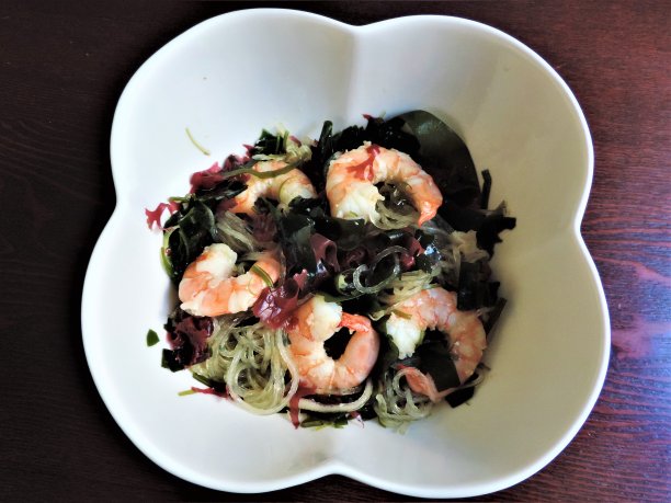 海带虾仁沙拉。凝集素的免费饮食。健康和美味。图片下载