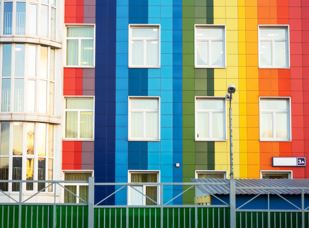 那栋建筑衬着五颜六色的瓷砖。图片下载