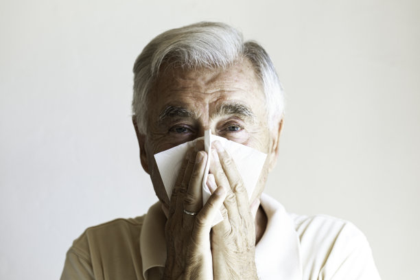 老人在给她擦鼻子图片下载