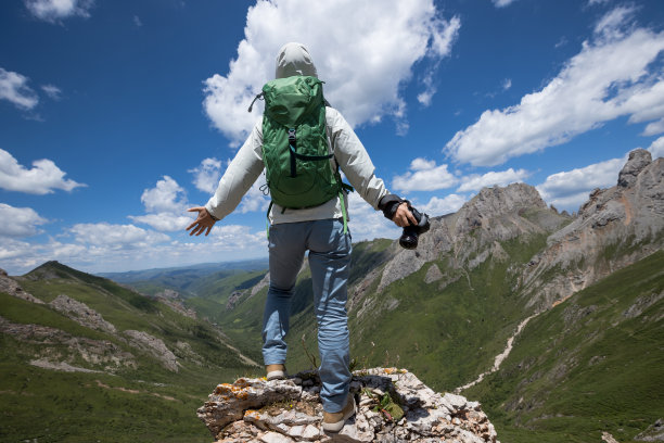 摄影师带着相机在高海拔山顶图片下载