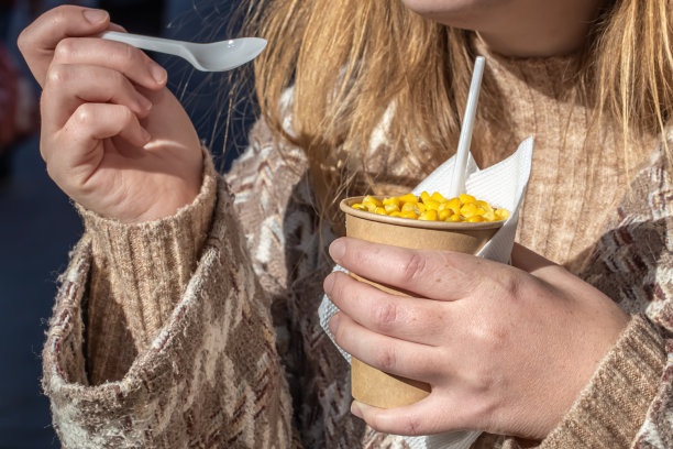 热煮玉米，新鲜、快速、美味、健康的纸杯餐。图片下载