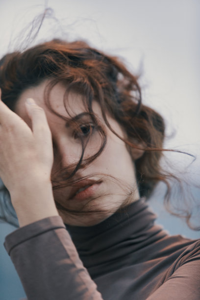 性感的年轻女子把她的头发从她的前额图片下载