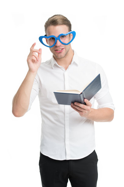 老师有趣的家伙。男学生阅读。学生英俊勤奋的男人。自我提升文学。带着课堂笔记的大学生。书呆子戴着可爱的眼镜。男人的书。努力学习图片下载