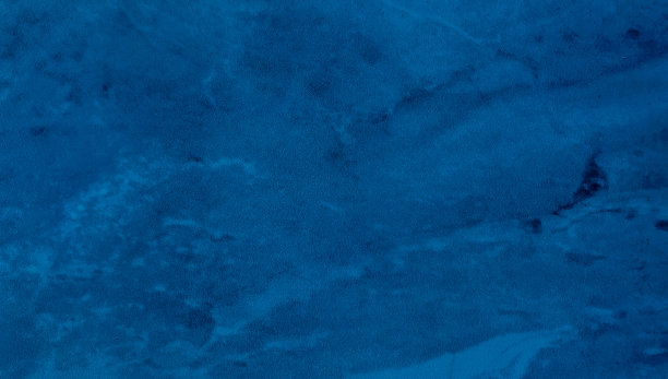 明亮的蓝色大理石纹理背景显示出美丽的矿物纹理。质朴的大理石纹理，天然的蓝色大理石用于室内地板工作。图片下载