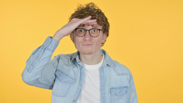 搜索红发年轻人在黄色背景上寻找机会图片下载