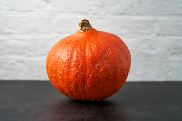 一个南瓜在浅色背景下的特写。图片下载