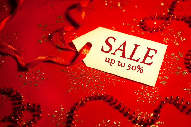 红色背景上的圣诞特卖标签。图片下载
