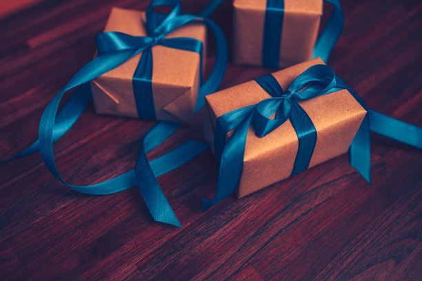 礼品盒、桌上礼品及散景背景灯光。情人节，圣诞节，生日，新年和周年纪念的概念。图片下载