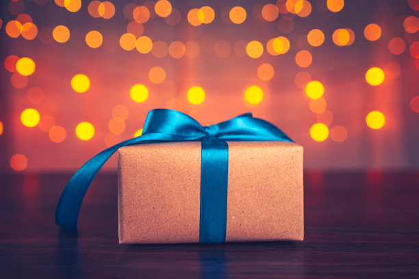 礼品盒、桌上礼品及散景背景灯光。情人节，圣诞节，生日，新年和周年纪念的概念。图片下载
