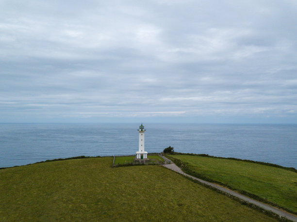 灯塔和拉斯特角的鸟瞰图。夏季西班牙北部的比斯开湾图片下载