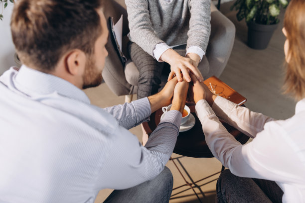 特写已婚夫妇的手，男女会见女顾问，心理医生解决问题图片下载