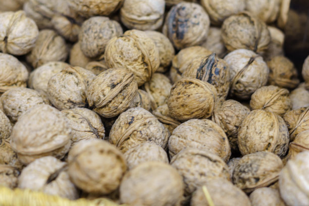 市场里，剥了壳的生胡桃堆在篮子里图片下载