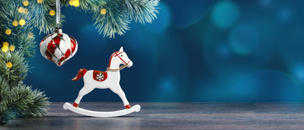 圣诞节的装饰品和礼物在绿色与雪花图片下载