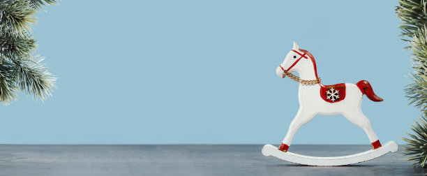 圣诞装饰品在蓝色背景上摇摆木马图片下载