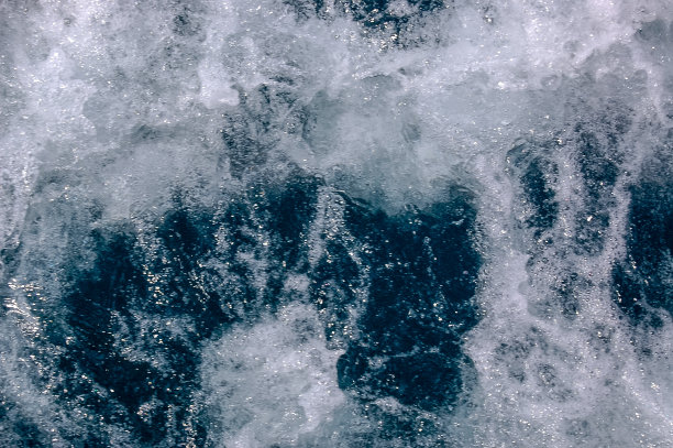 海水在蓝色的水面上翻滚图片下载