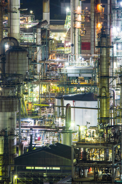 夜间工业化工、燃料和天然气工厂建筑的Yokkaichi视图图片下载
