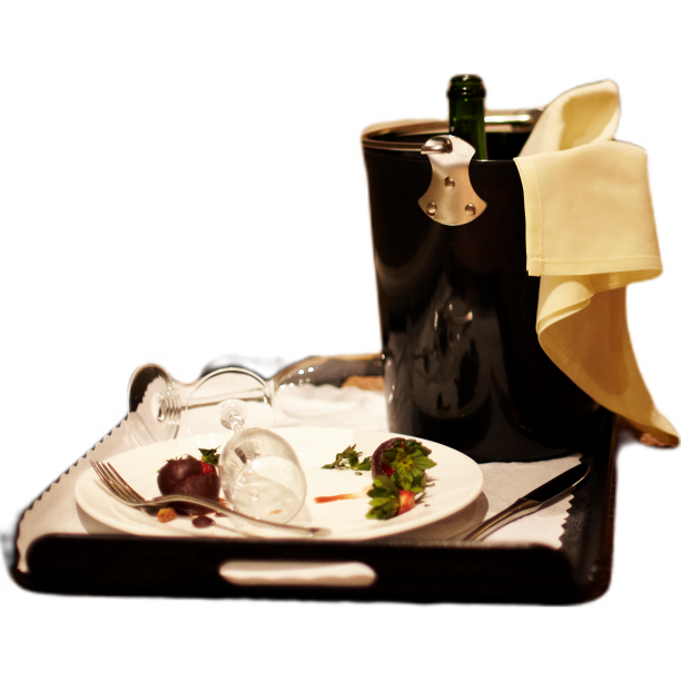 盘子上散落的酒杯和刀叉图片下载