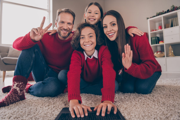 全尺寸照片可爱的家庭有乐趣说话亲戚笔记本电脑网络摄像头挥手你好圣诞节气氛室内图片下载