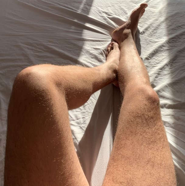 肌肉腿晒黑了。图片下载