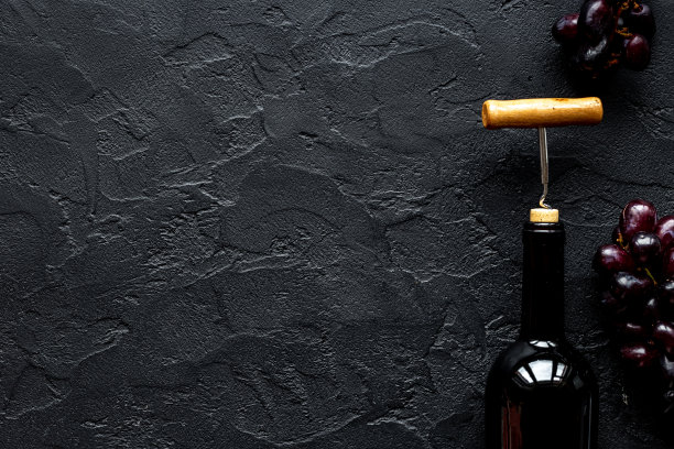 带有开瓶器和葡萄的红酒。俯视图图片下载
