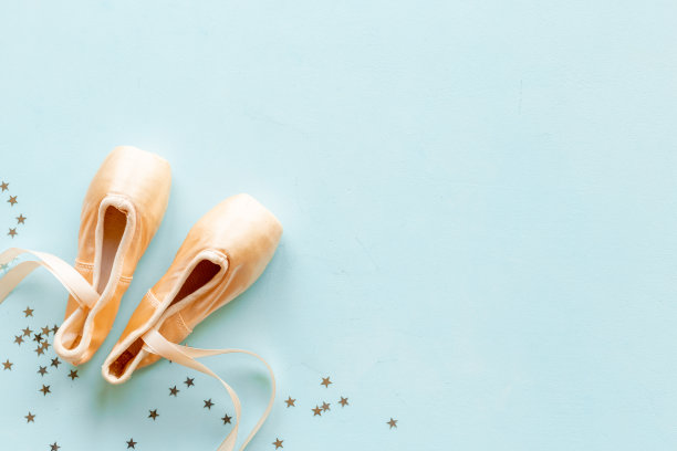 一双米色的带丝带的芭蕾舞尖鞋，俯视图图片下载