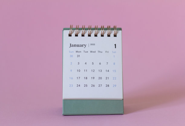 2022年1月日历。粉红色背景上的桌面日历。大家好，现在是2022年。图片下载