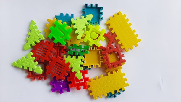 在白色背景上给塑料儿童玩具上色图片下载