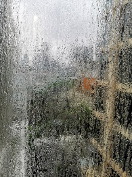 在泰国曼谷，下雨时公寓窗户上有水气图片下载