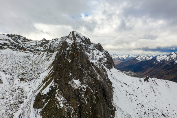 La Mongie村附近的山谷和山脉在第一场雪后的鸟瞰图。法国比利牛斯山脉图片下载