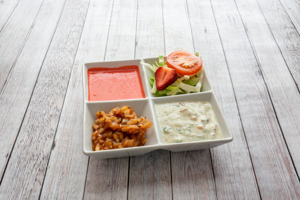 灰色木桌上放着Raita印度酱图片下载