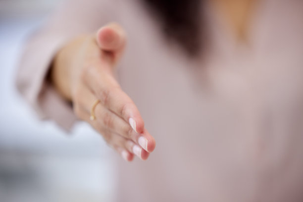 一个不知名的女商人独自站在办公室里，伸出手准备握手图片下载