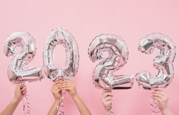 粉色背景上的数字2023上的节日气球。图片下载