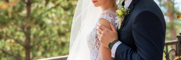 一对深情的年轻夫妇在婚礼当天拥抱在一起的剪裁照片。刚刚结婚的夫妻全景横幅。婚礼和爱情的概念。图片下载