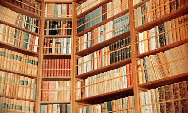 旧书架上有许多不同的书图片下载