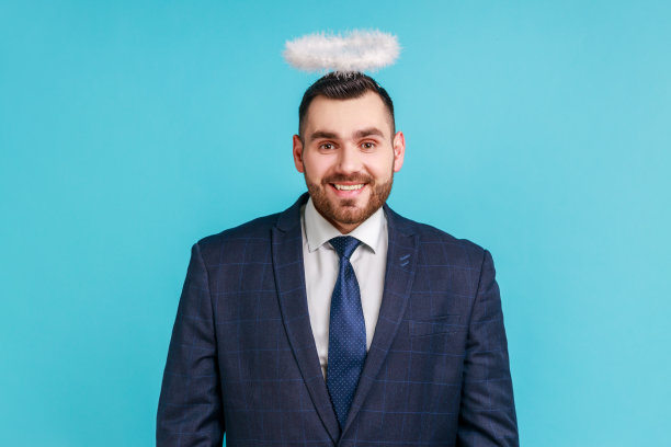 面带微笑，表达积极情绪的天使般好看的男人肖像图片下载