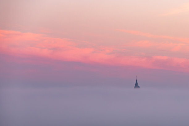 马斯特里赫特秋天典型的多彩日出，景观被一层雾覆盖，只留下远处可见的剪影图片下载