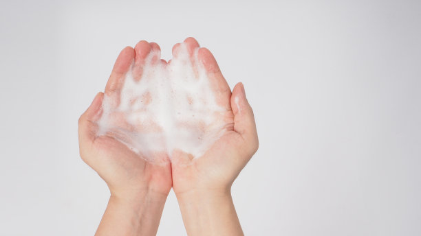 白色背景上的肥皂泡沫洗手手势。图片下载