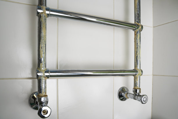 浴室的水管上有沉淀物图片下载