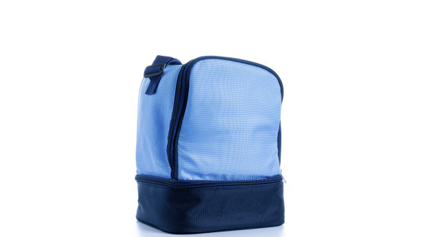蓝色的包。野营冷藏箱，白色背景上的冷午餐冷藏箱。蓝色旅行袋，野餐。图片下载