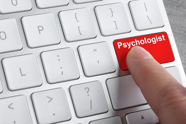 女人在电脑键盘上用单词“心理学家”按下按钮，特写镜头图片下载