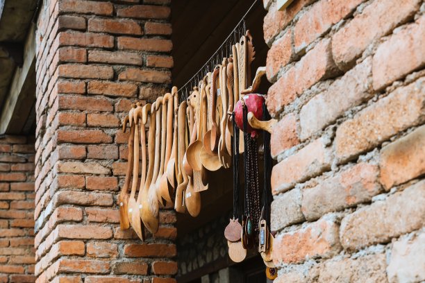 亚美尼亚，帝力安，2021年9月。礼品店里用当地木材制作的厨具。图片下载