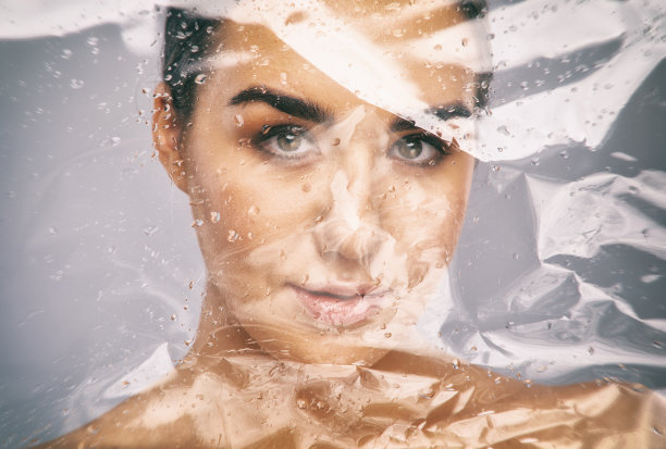 美丽的女孩的肖像与健康干净的皮肤和美丽的化妆。美学美容和化妆概念。图片下载