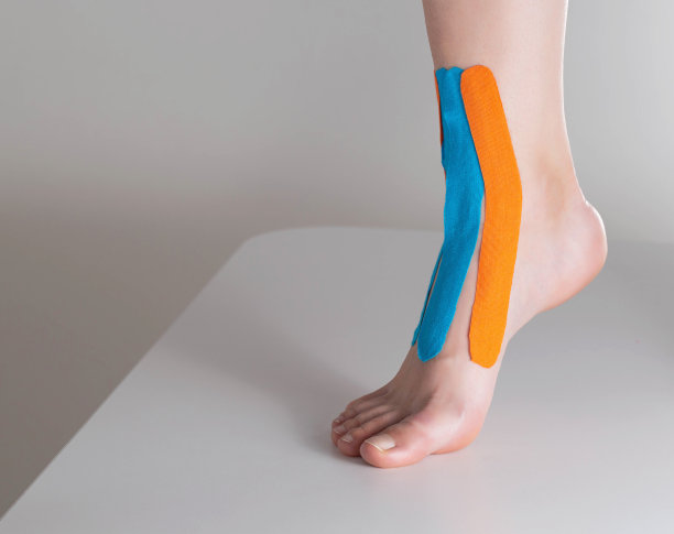 用运动胶带固定一个女人的腿上的踝关节，特写。文本复制空间图片下载