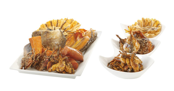 盐炸鱼在陶瓷盘孤立在白色背景图片下载