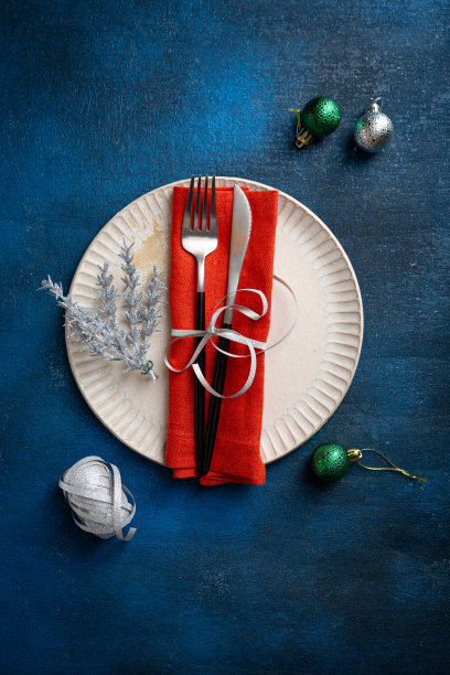 圣诞餐桌细节板与装饰顶部视图在深蓝色的表面图片下载